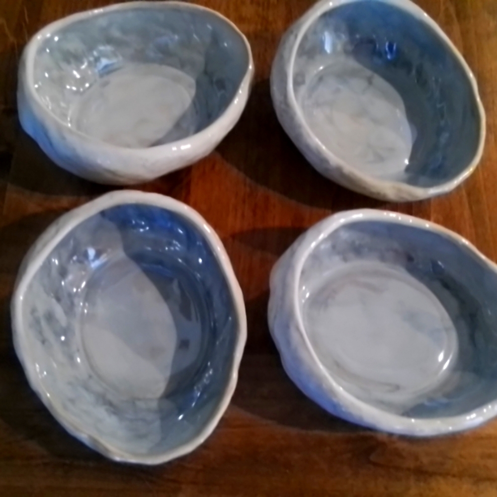 4 OYSTER SHAPED POTTER BARN SALAD BOWLS - Picture 3 of 10